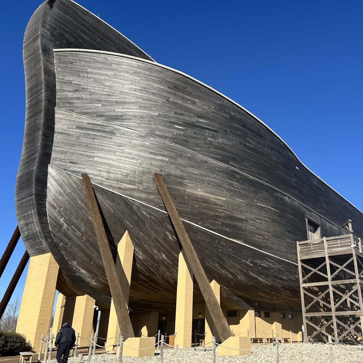 girlmeetsNG's tweet image. 国民の４割が進化論ではなく創造論（旧約聖書の創世記に記される世界は約6千年前に神に創られたとする説）を信じていると言われるアメリカという国を深く理解するためには避けて通れないと思い、アークエンカウンター（箱舟との遭遇）とCreation Museum（創造博物館）という二つの施設を訪れてみた 1/7