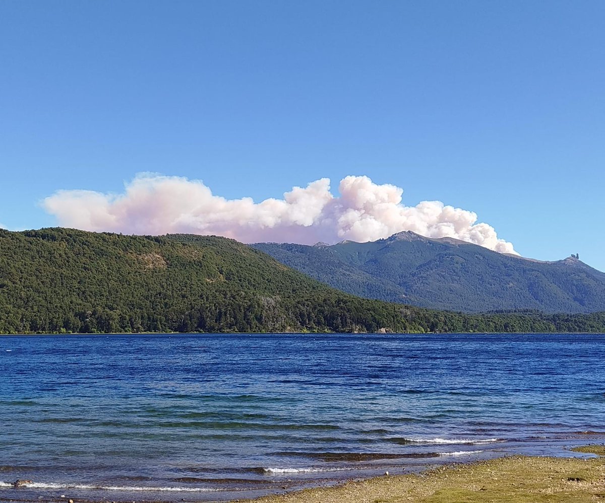 El incendio de Valle Magdalena desde Lago Quillén. #parquenacionallanin