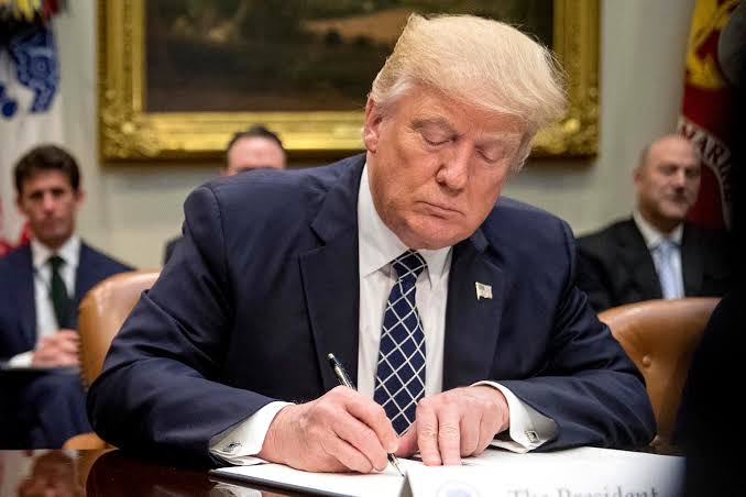 Sabían que han desaparecido “mágicamente” de las calles de EEUU  migrantes impresentables, delincuentes, escandalosos, belicosos, ebrios e irrespetuosos desde llegada de presidente <a href="/realDonaldTrump/">Donald J. Trump</a> , en perjuicio de quienes sí cumplen las leyes.
Principio de autoridad le llaman.