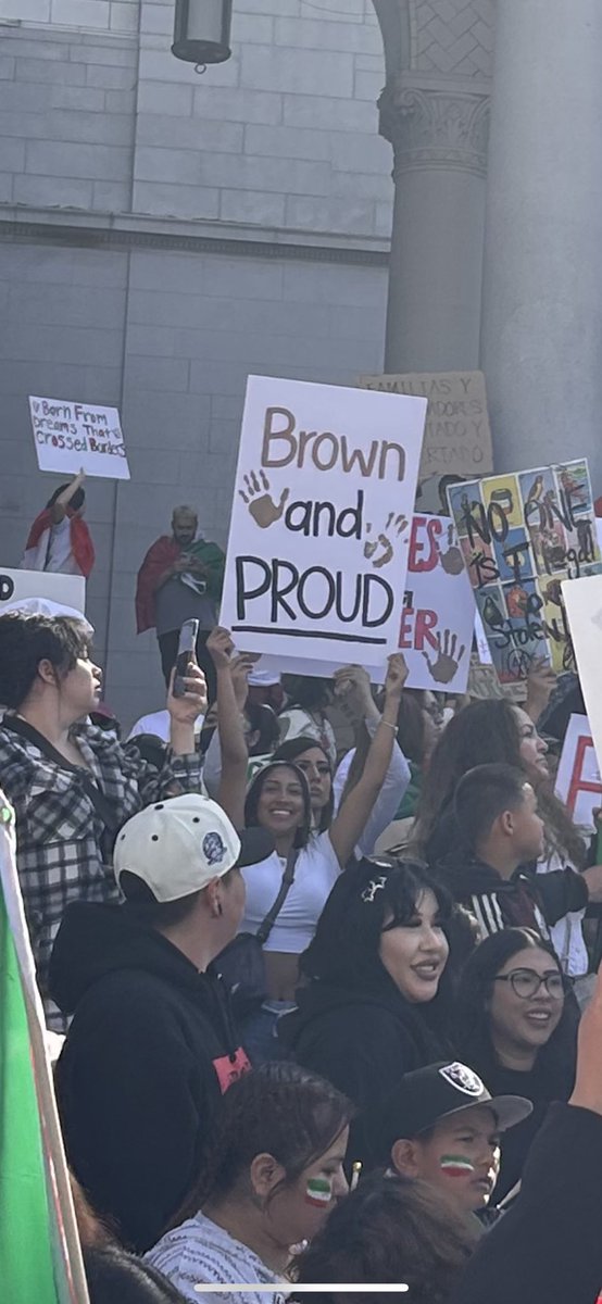 sabraybray_08's tweet photo. If ya look closely you can indeed see me being BROWN AND PROUD🇲🇽 https://t.co/R3M36u0lpN