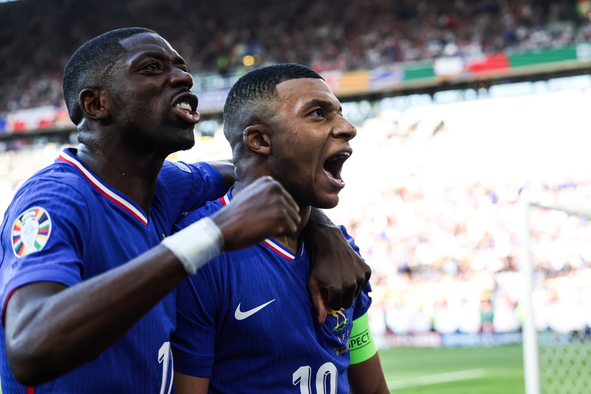 ActuFoot_'s tweet photo. Kylian Mbappé sur l’efficacité d’Ousmane Dembélé 🇫🇷 : 
 
« Non, je ne suis pas surpris. 𝗝𝗲 𝘀𝘂𝗶𝘀 𝘀𝗼𝗻 𝗽𝗿𝗲𝗺𝗶𝗲𝗿 𝘀𝘂𝗽𝗽𝗼𝗿𝘁𝗲𝗿. 𝗗𝗲𝗽𝘂𝗶𝘀 𝗾𝘂'𝗼𝗻 𝗮 𝟭𝟰 𝗮𝗻𝘀, 𝗷𝗲 𝗰𝗼𝗻𝗻𝗮𝗶𝘀 𝘀𝗲𝘀 𝗾𝘂𝗮𝗹𝗶𝘁𝗲́𝘀. ✨
 
Je pense aussi qu'𝗶𝗹 𝗮 𝗲𝘂 𝘂𝗻 𝗱𝗲́𝗰𝗹𝗶𝗰 𝗺𝗲𝗻𝘁𝗮𝗹 qui fait qu'il est plus relâché devant le but. C'est un top joueur ! 🧠
 
Je trouve qu'il se débrouille très bien et 𝗶𝗹 𝗲𝘀𝘁 𝗹𝗲 𝗷𝗼𝘂𝗲𝘂𝗿 𝗼𝗳𝗳𝗲𝗻𝘀𝗶𝗳 𝗺𝗮𝗷𝗲𝘂𝗿 𝗱𝘂 𝗣𝗦𝗚. 🗣
 
Vu la forme qu'il a en ce moment, il ne faut pas qu'il se donne de limites, 𝗶𝗹 𝗳𝗮𝘂𝘁 𝗾𝘂'𝗶𝗹 𝗰𝗼𝗻𝘁𝗶𝗻𝘂𝗲 𝗰𝗼𝗺𝗺𝗲 𝗰̧𝗮 𝗲𝘁 𝗶𝗹 𝗳𝗶𝗻𝗶𝗿𝗮 𝗹'𝗮𝗻𝗻𝗲́𝗲 𝗮𝘃𝗲𝗰 𝗯𝗲𝗮𝘂𝗰𝗼𝘂𝗽 𝗱𝗲 𝗺𝗼𝗻𝘁𝗿𝗲𝘀. ⌚️» 🤣
 
 🗞 @lequipe