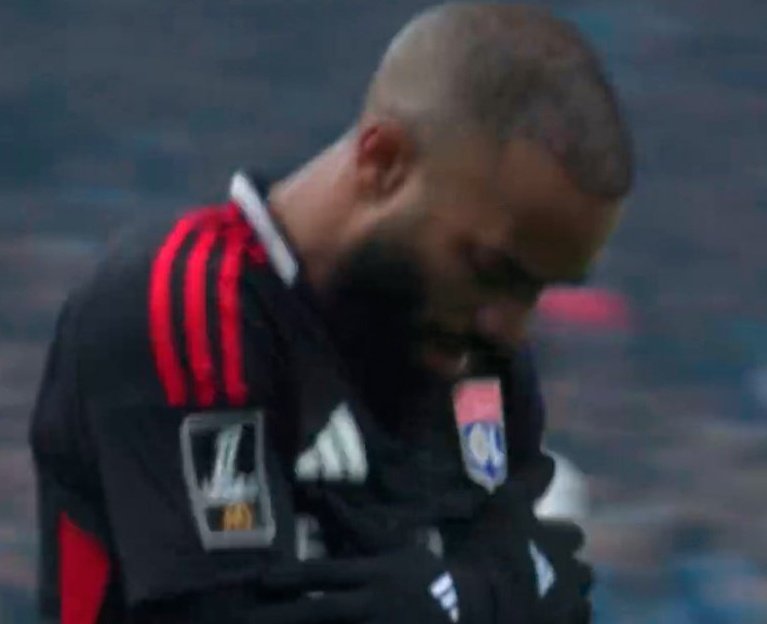 La clim, elle est posée chez toi <a href="/LacazetteAlex/">Alexandre Lacazette</a> !!!! Il n'y a qu'un seul OLYMPIQUE !!! #OMOL