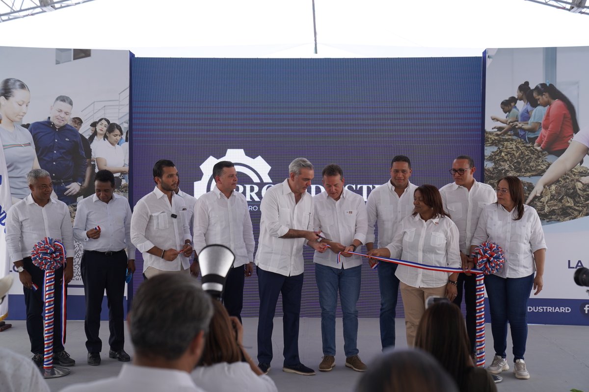 ¡Más oportunidades y desarrollo para San Juan de la Maguana!📍🇩🇴

Junto al presidente @LuisAbinader y Alberto Ramírez, empresario y representante de Tabacos del Sur, inauguramos una nueva nave en la Zona Franca de la provincia con una inversión de RD$30.6 millones que generará