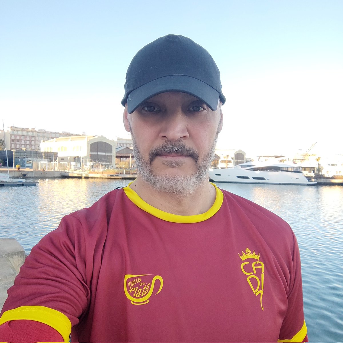 VALENCADI's tweet photo. Hoy salidita por el puerto de valencia.🏃‍♂️🏃 Seguimos sumando kms. #cadistasdetraca🇺🇦 https://t.co/ShwEOJgVH6