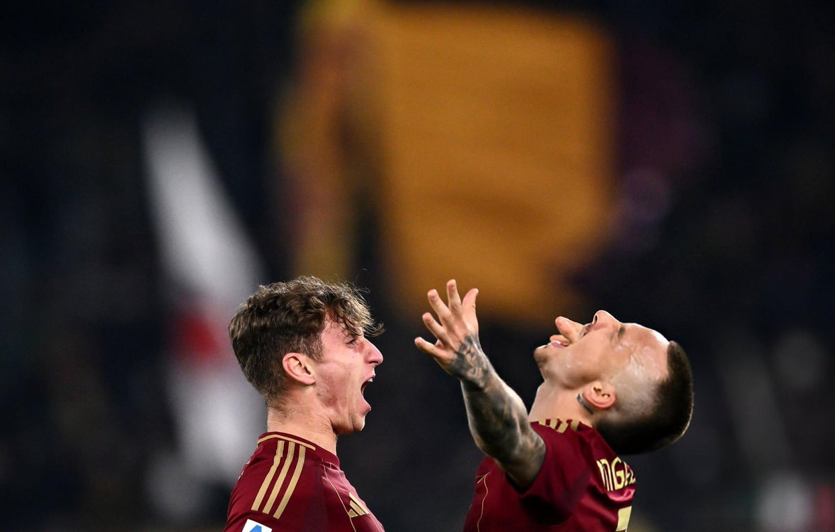obsessedwasroma's tweet photo. Che belle foto 💛❤️ #RomaNapoli https://t.co/69jpNqoVVs
