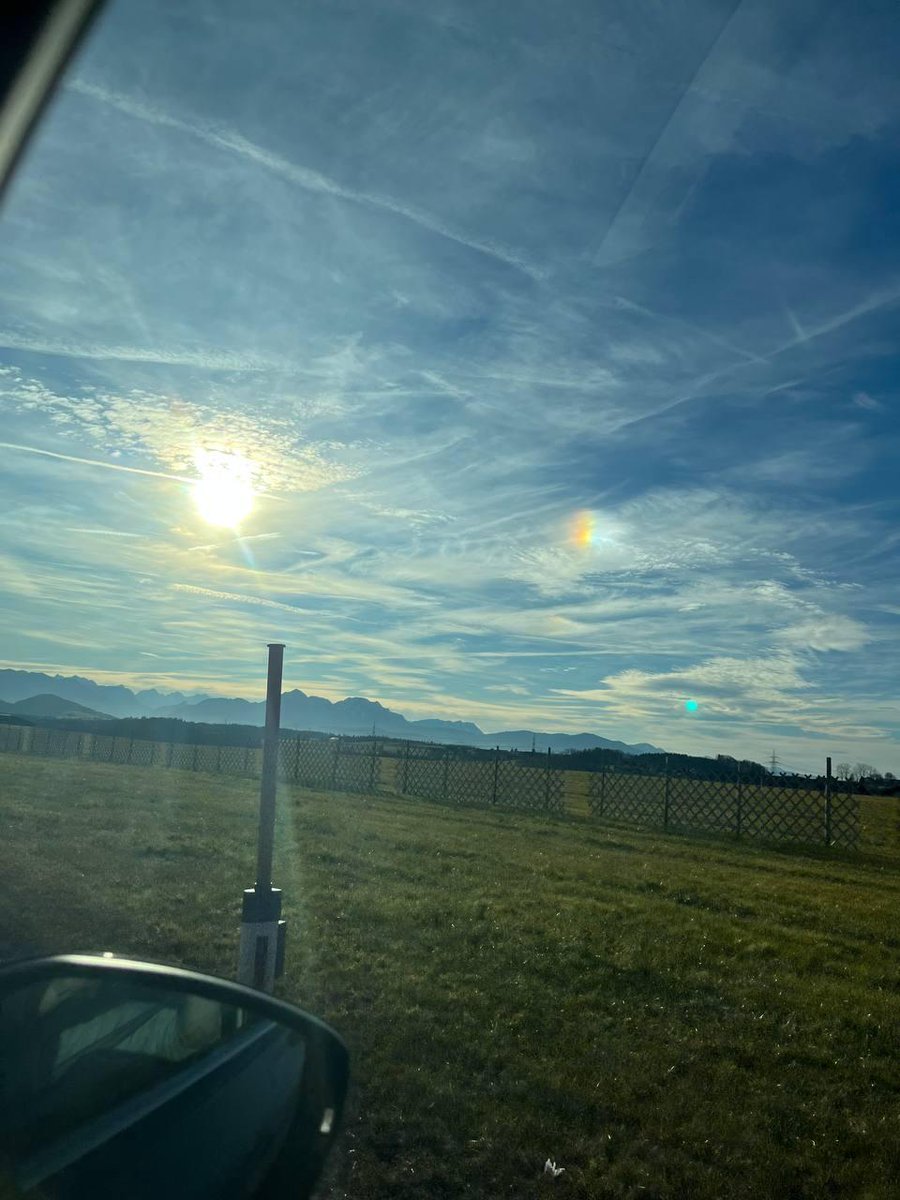 Mathias73901401's tweet image. Diese bunt schillernden Erscheinungen am Himmel, wie hier rechts im Bild, sind verschiedene Metalle in der Troposphäre, wie #Aluminium, #Barium, #Strontium, die durch #Chemtrails ausgebracht wurden!

Jedes davon schillert im Sonnenlicht in eine bestimmte Farbe!