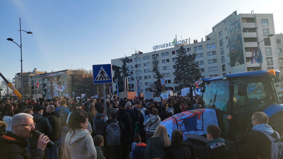 ZOVforce's tweet photo. @DisicPavle14255 @Justicija993 Na protestima sam video jedno bar 30 zastava kao ova na traktoru: https://t.co/GU092GrJEf