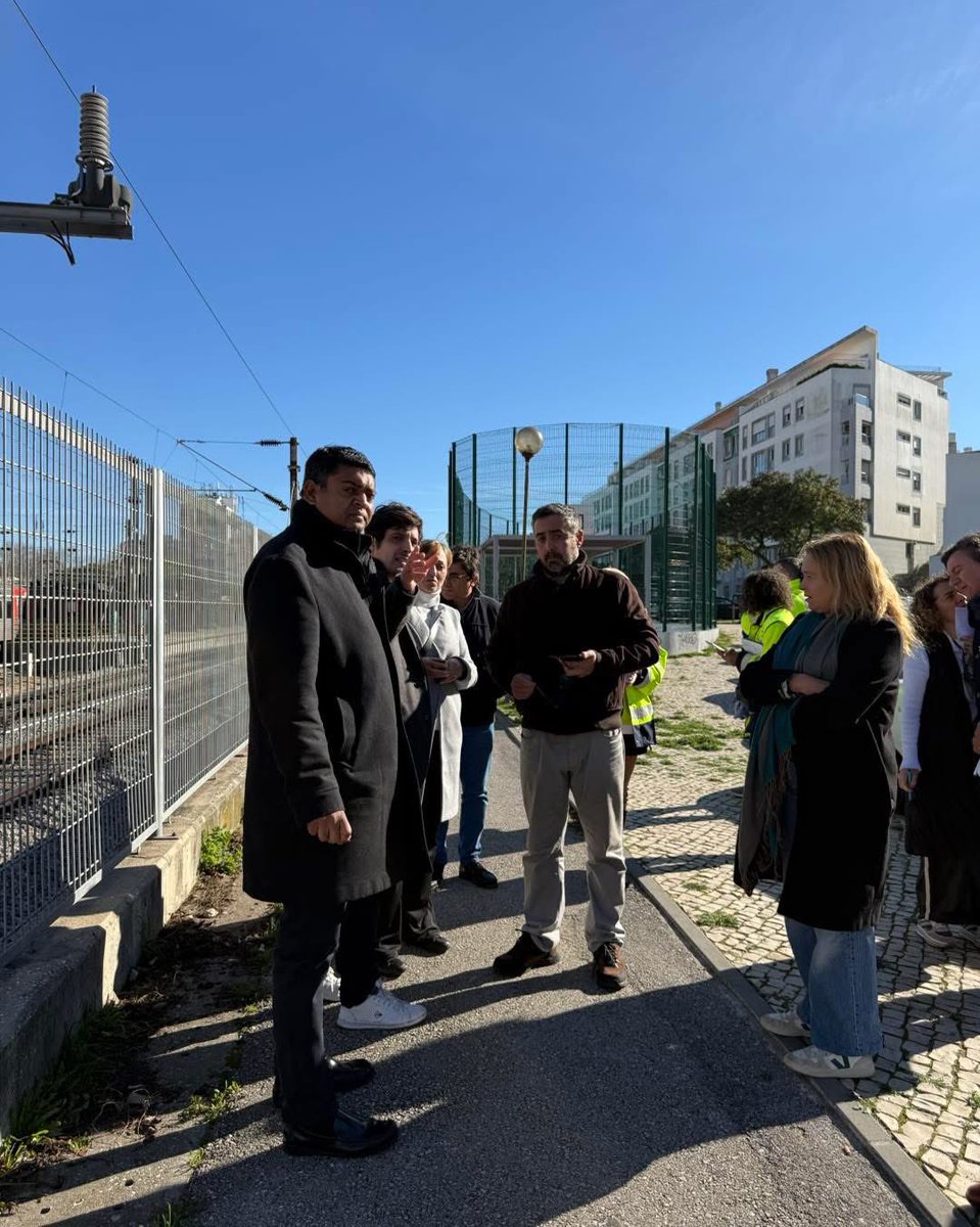 #VereaçãoAberta 📍 Comprometi-me com a Associação de Moradores a visitar o Bairro do Calhariz de Benfica.
 Agora, com os serviços da <a href="/CamaraLisboa/">Lisboa</a>, pude debater com os moradores questões relacionadas com a manutenção do espaço público e espaços verdes, higiene urbana e segurança.