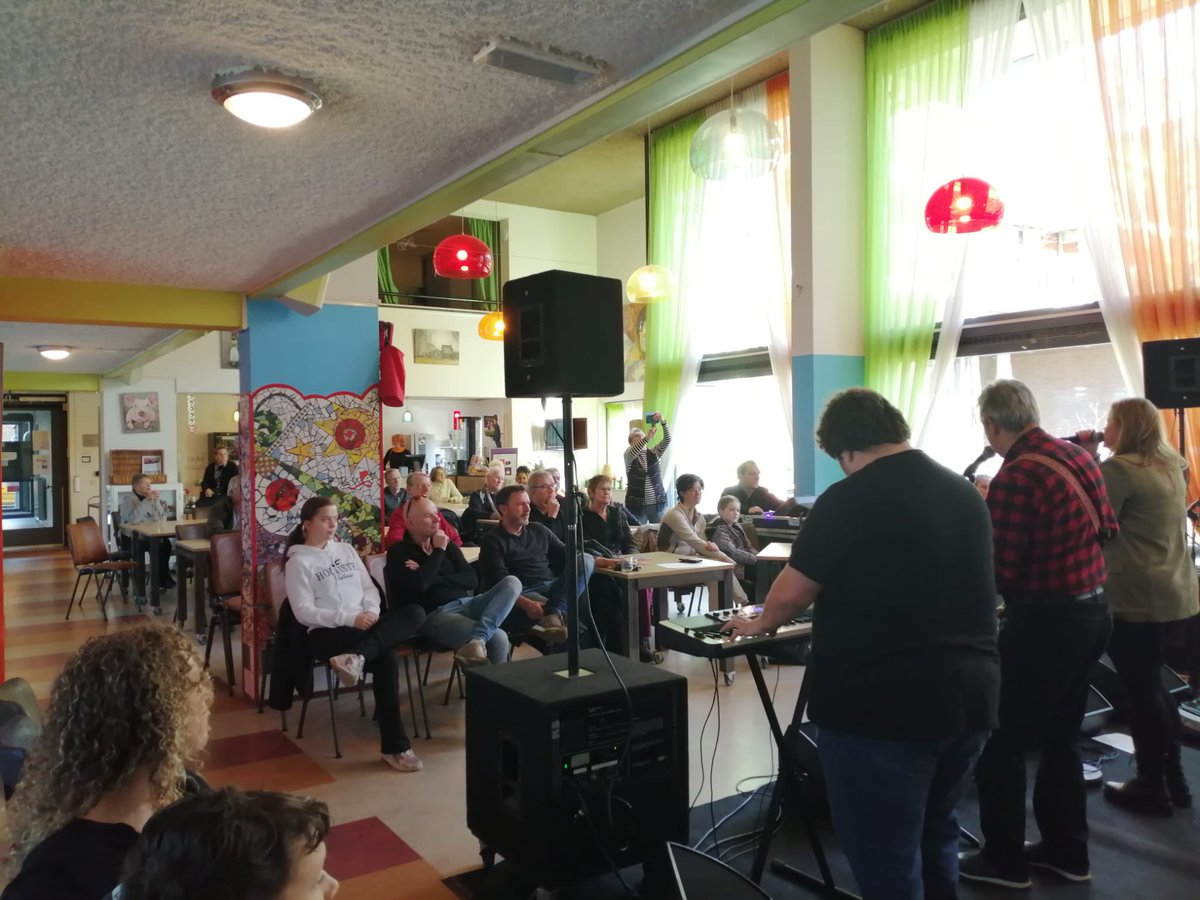 #glurenbijdeburen  laat pop &amp; rock band #stationsix  iedereen genieten &amp; swingen  in #wijkcentrumstjoseph  GAAF  !! Dank !!