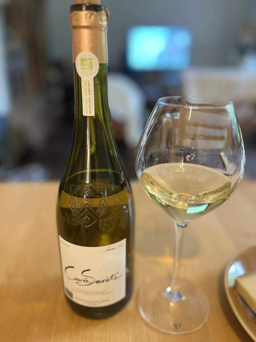 gtm731204's tweet photo. #ワイン好き
#晩酌
#ナチュラルワイン
#vinnaturel 

週末は���画を観ながら飲むのが最高 https://t.co/TIZNMC322W