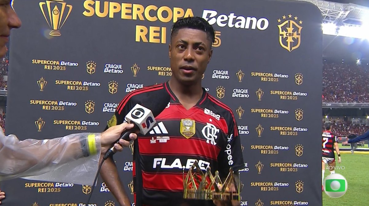 fla_infos's tweet photo. Bruno Henrique ao receber a coroa de Rei da Supercopa:

"Muito gratificante receber esse prêmio, eu levo o coletivo, se eu puder compartilhar um pedacinho dessa coroa com meus companheiros eu faria isso" https://t.co/RNPDVCIu5t