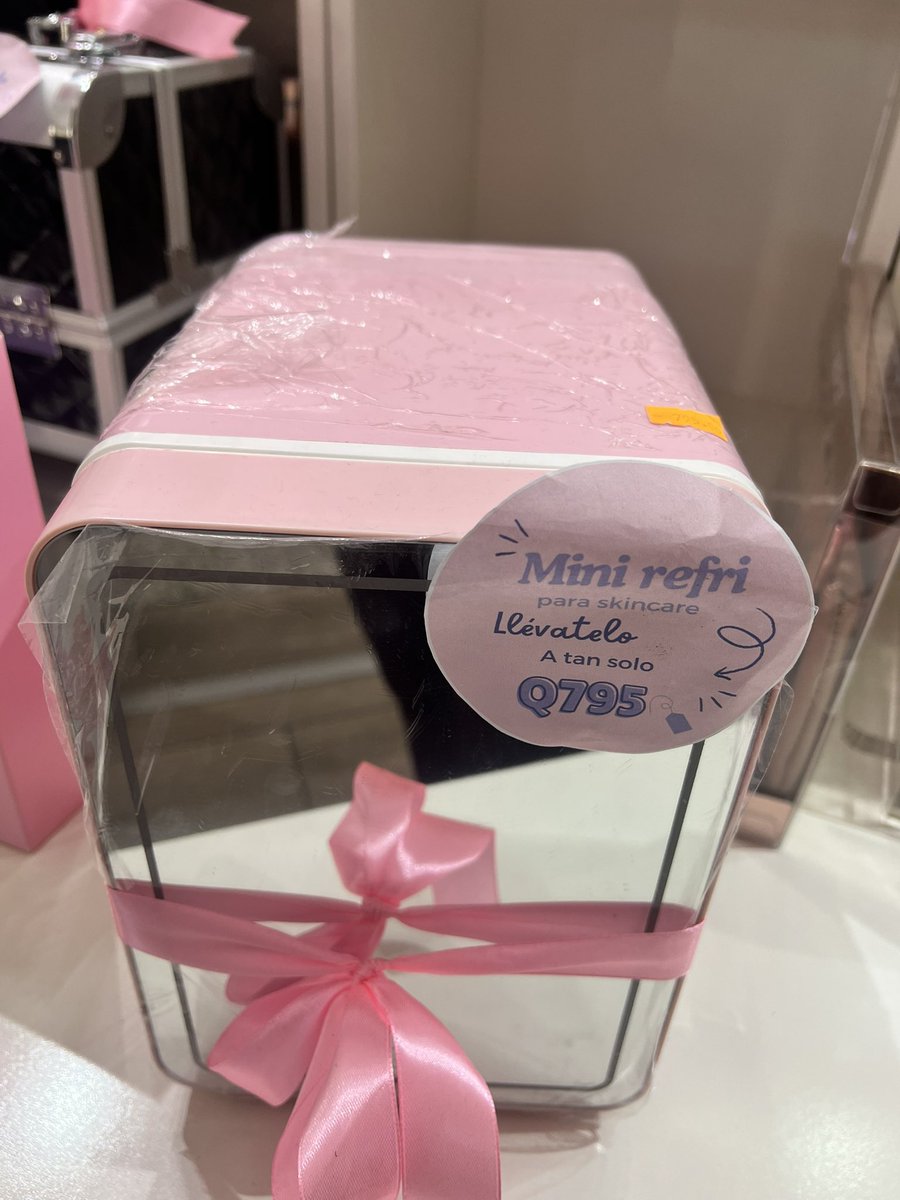 SusiGil_'s tweet photo. Hola amigos, estoy vendiendo está mini refri para skincare a Q600 negociables. Está preciosa, me la regalaron para navidad pero ya tengo una. Escríbanme si les interesa 💕✌🏼 https://t.co/wwPwuQhZy4
