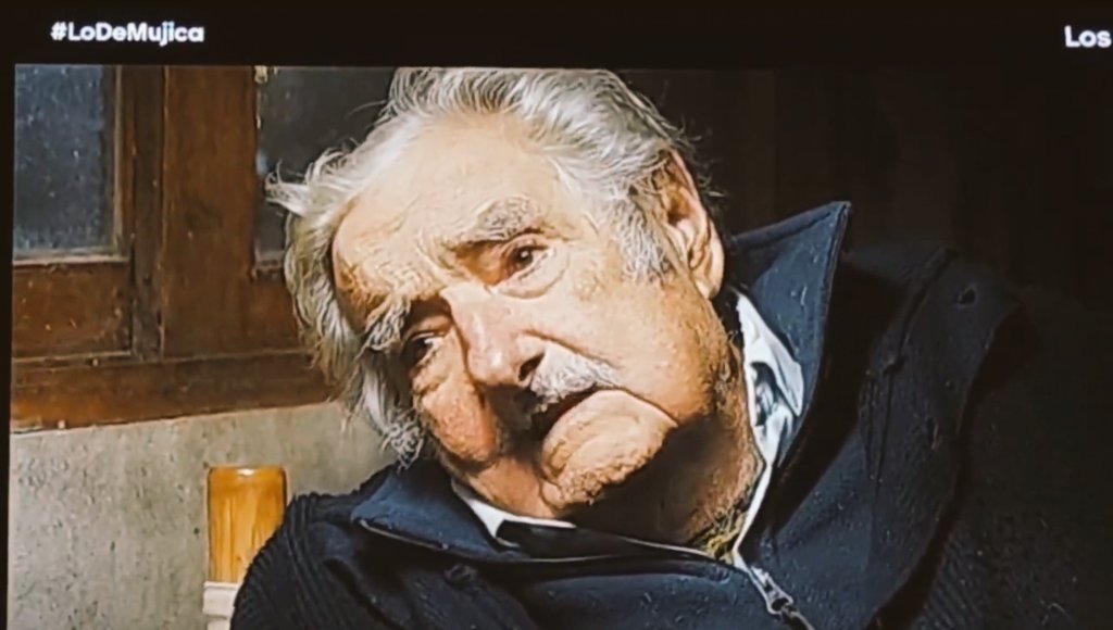 gsus_gm_'s tweet photo. Una de las frases que recuerdo de Pepe Mujica es que "El peor enemigo de un pobre es otro pobre que defiende al rico que los hace pobres a los dos" pero la de "Triunfar no es llegar, es levantarse cuando uno cae. Porque eso es vivir". Gracias por tus enseñanzas
#LoDeMujica https://t.co/zwt7Ufl9FZ