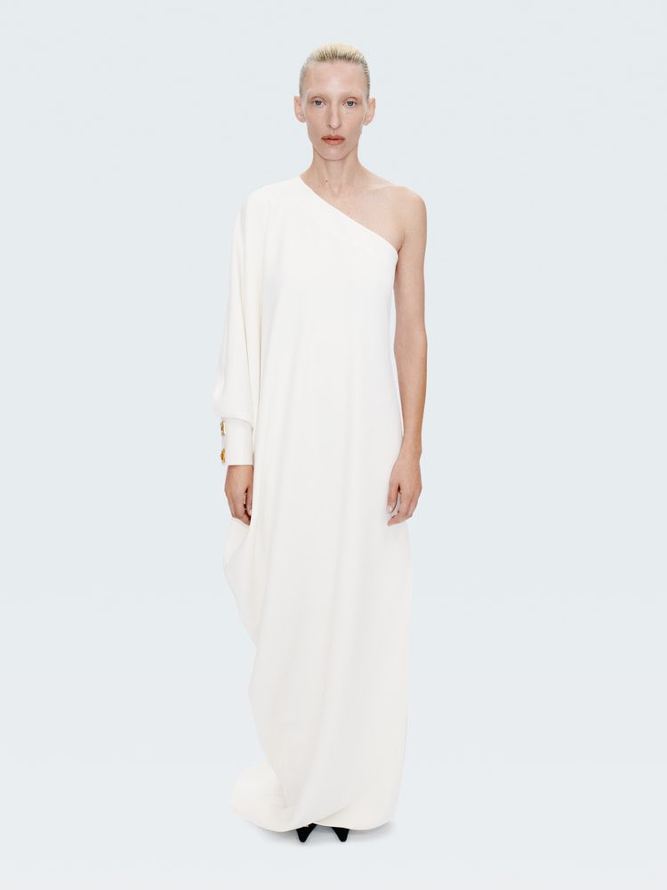 LegendaryLade's tweet photo. Muni Long looks amazing in this Schiaparelli caftan and the accessories are heaven! #GRAMMYs https://t.co/WfV8k8h8em