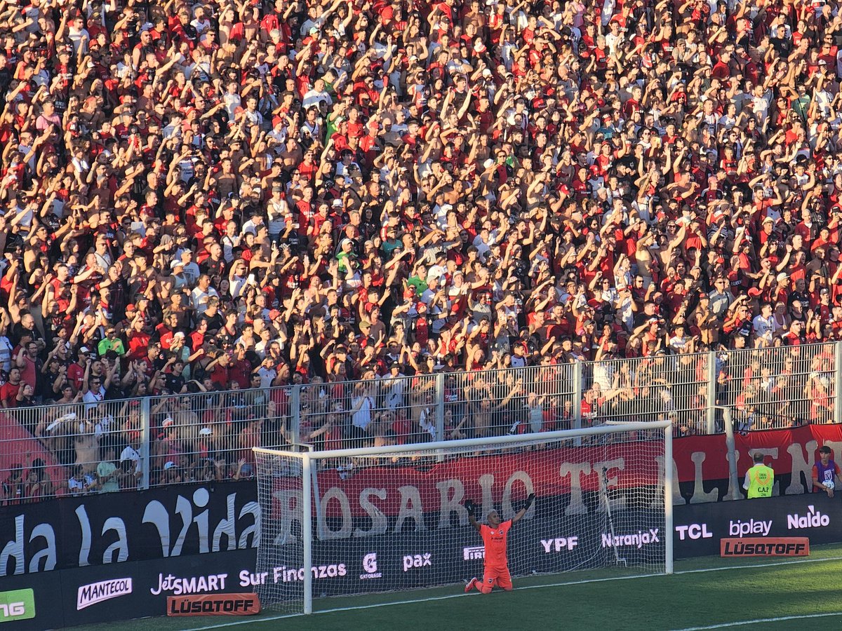 OrgRojinegro's tweet photo. 🔴⚫️ Keylor Navas defendiendo el arco del glorioso Newell's Old Boys. https://t.co/NjQzE1wTCx