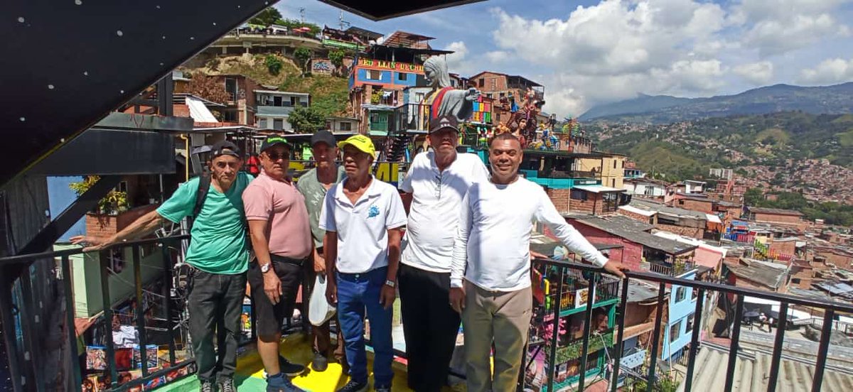 soydeituango's tweet photo. Saludan hoy domingo 2 dé febrero #visitando Las escaleras eléctricas dé la comuna 13 dé Medellín Barrio 20 dé julio #Amigos del barrio Cristóbal La América #medellin https://t.co/ih2ubOhPfT