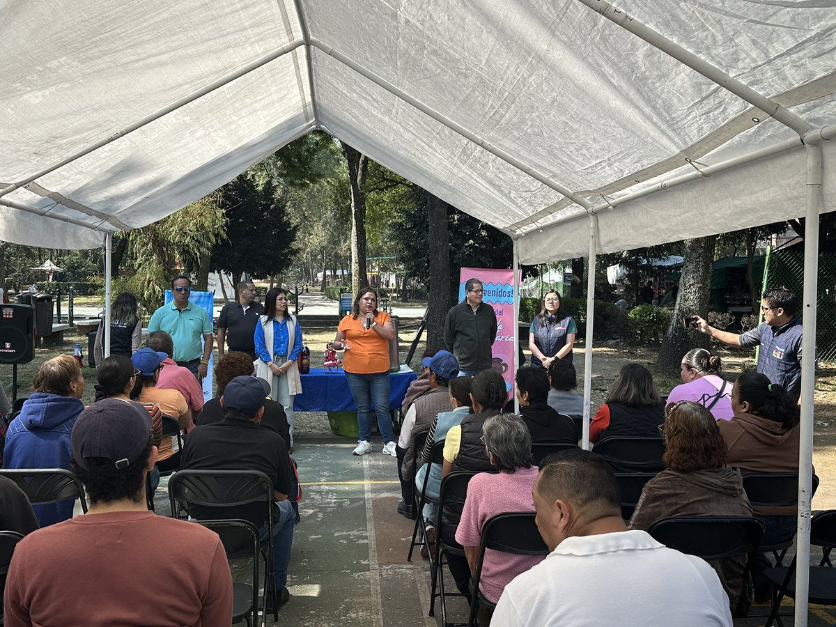 MayeliRuizO's tweet photo. Hoy tuvimos el placer de compartir con mis vecinos de Reforma Social la tradición del Día de la Candelaria con unos deliciosos tamales en compañía de nuestra diputada local, @AmerangelLorenz.  

¡Gracias vecinos! Nos vemos en el próximo evento.

#ConcejalaMH 
#AcciónXMH https://t.co/G6fidX2ftc
