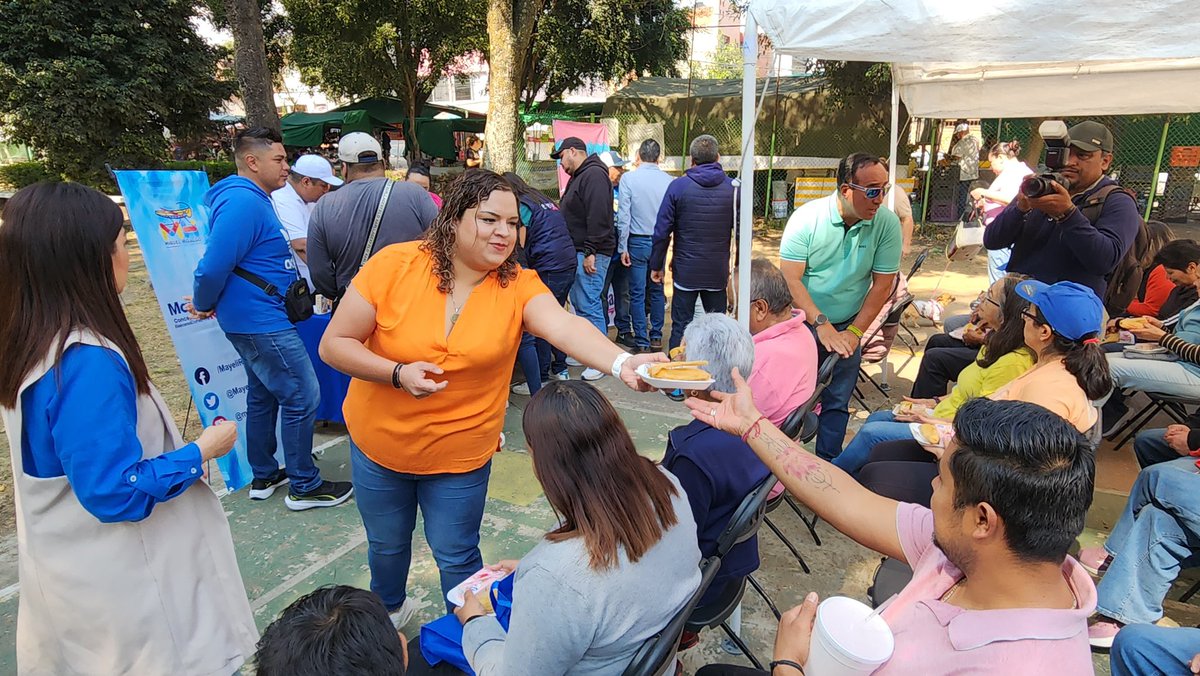 MayeliRuizO's tweet photo. Hoy tuvimos el placer de compartir con mis vecinos de Reforma Social la tradición del Día de la Candelaria con unos deliciosos tamales en compañía de nuestra diputada local, @AmerangelLorenz.  

¡Gracias vecinos! Nos vemos en el próximo evento.

#ConcejalaMH 
#AcciónXMH https://t.co/G6fidX2ftc