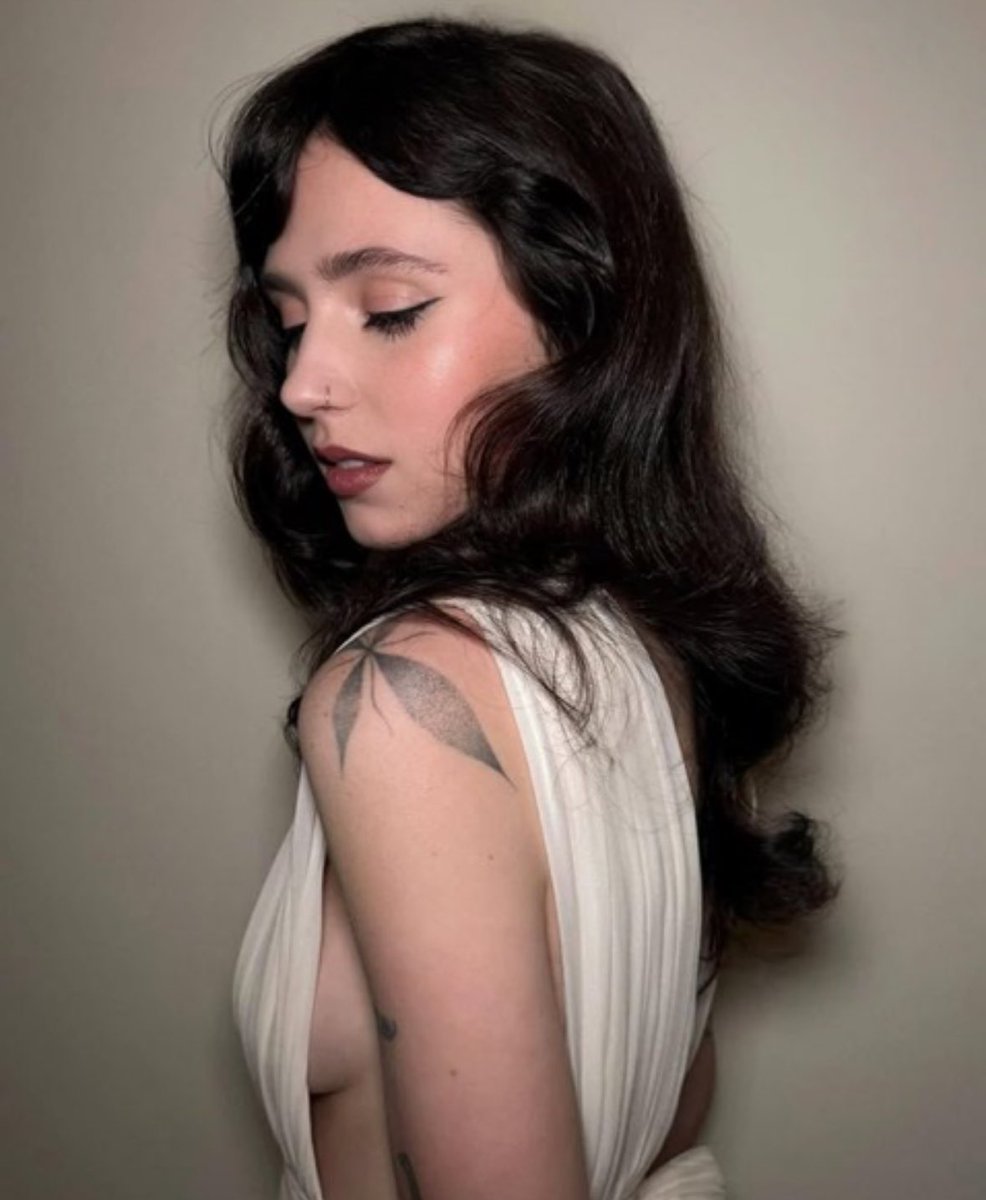 clairoshq's tweet photo. Clairo’s look for last night’s pre #GRAMMYs gala ⭐️ https://t.co/BZXDEcQL1C