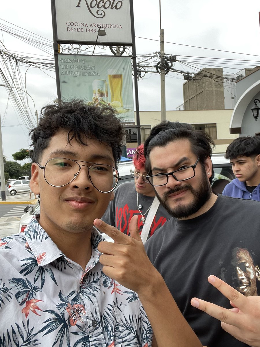 4 fotos nuevas, con streamers.
Unos capos perre, sachauzumaki, papitas vt y laugamer god!