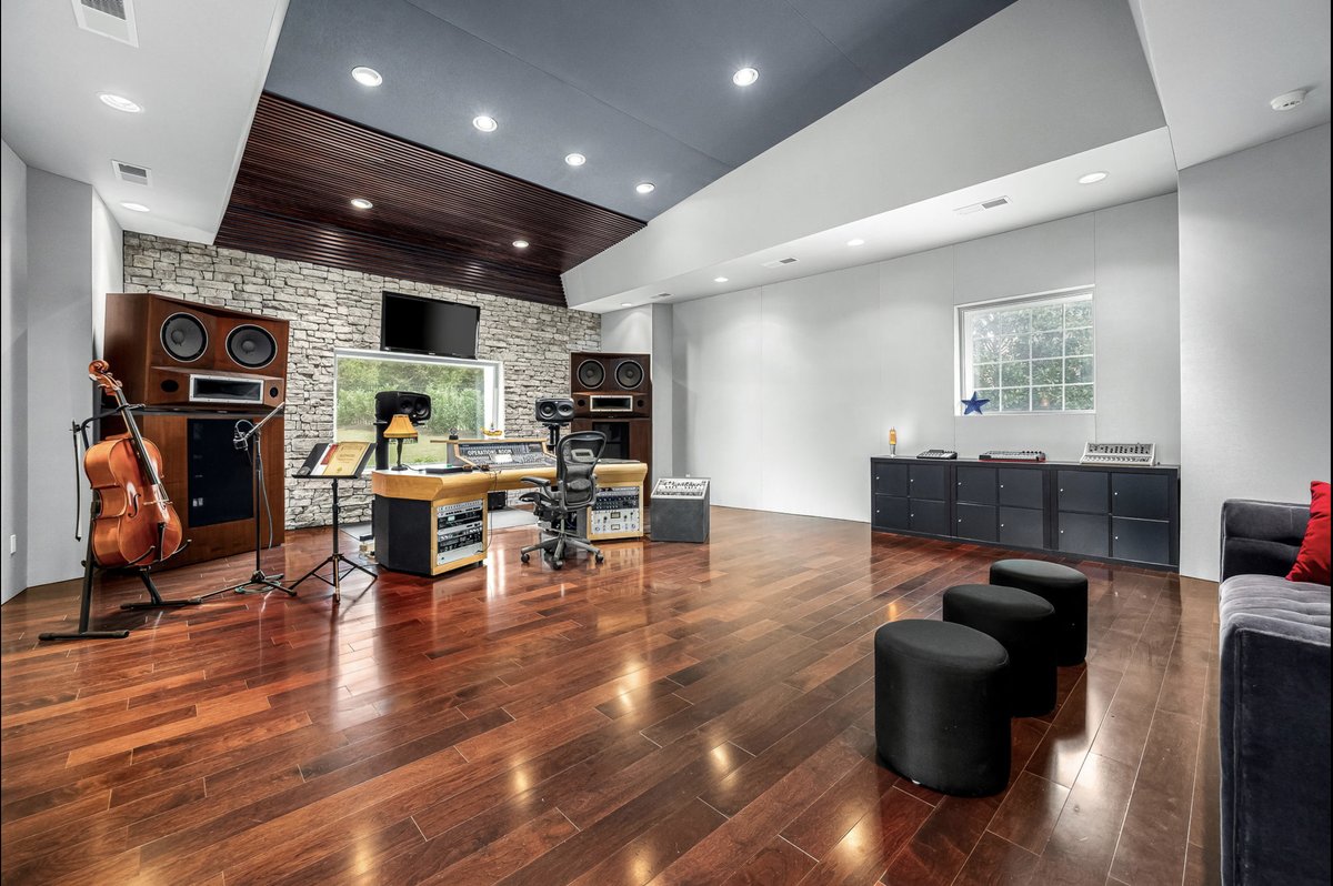 carltatz's tweet photo. Producer John Merchant's Red Door PhantomFocus MixRoom™ home for sale https://t.co/WePvdfwOh4 https://t.co/fgJpRnh3lX