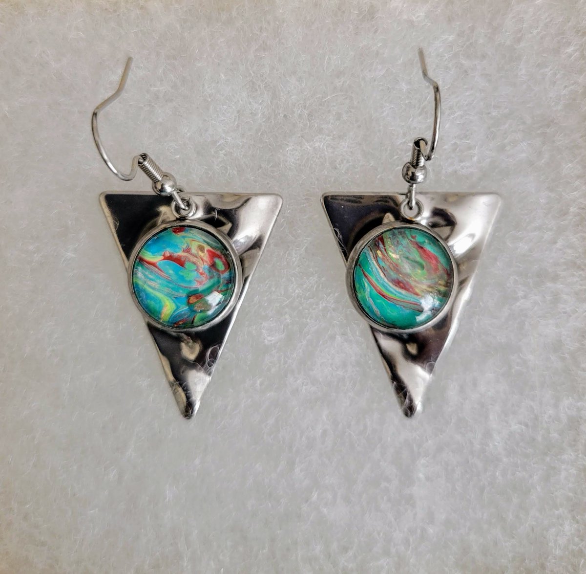 RaphaArtsDesign's tweet photo. Beautiful dangling earrings with swirling colors centers are sure to be a hit. Use code VAL20 for 20% off orders over $10. https://t.co/Bkozevoi1h https://t.co/Dmu0VUByuU