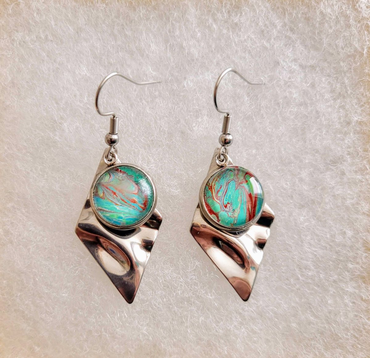 RaphaArtsDesign's tweet photo. Beautiful dangling earrings with swirling colors centers are sure to be a hit. Use code VAL20 for 20% off orders over $10. https://t.co/Bkozevoi1h https://t.co/Dmu0VUByuU