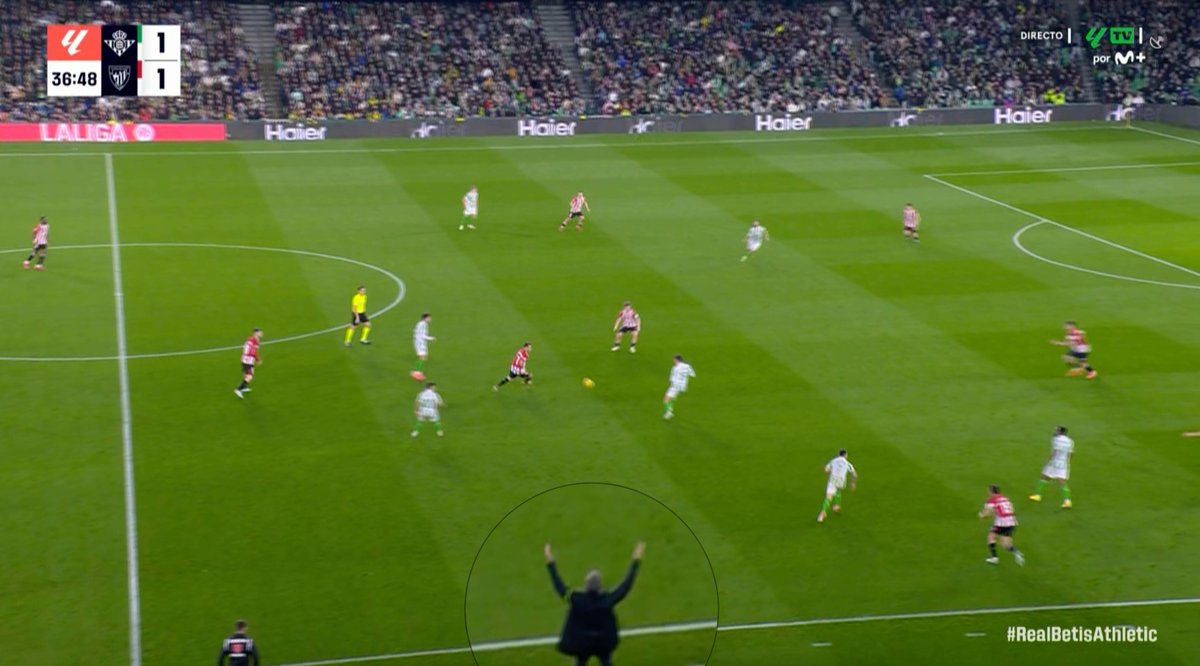 Real Betis vs Athletic Club

En un partido sin control lo que quieres es evitar cualquier pérdida, porque lo normal es que el rival la aproveche a su favor. 

Por eso veíamos a un Valverde lamentándose de ello. Vamos a ver cómo lo resumimos para que no quede muy largo. [hilo]