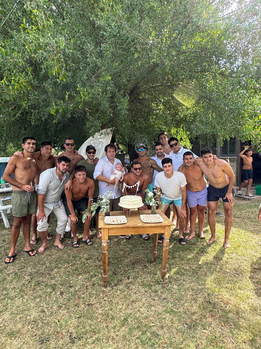 Bautismo de Isa. 

La banda de tíos estará siempre presente.