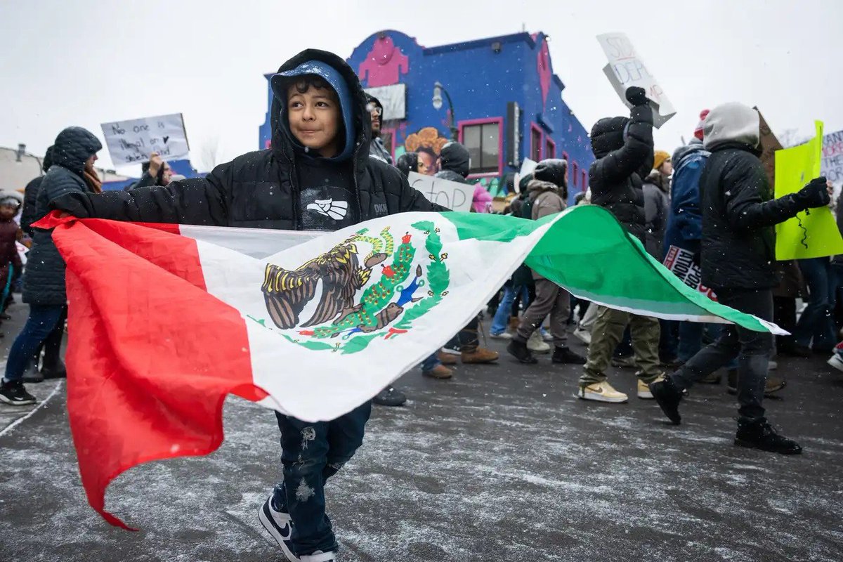 YourAnonCentral's tweet photo. Mass protests in Minneapolis against Trump's ethnic cleansing campaign. 

“We try to be the voice for all the people that maybe are here, maybe are in other countries,” “Just to show that our people is fighting back.” (📷 Ben Hovland) #3E #USprotest #ICE

https://t.co/UlCq6hldUp