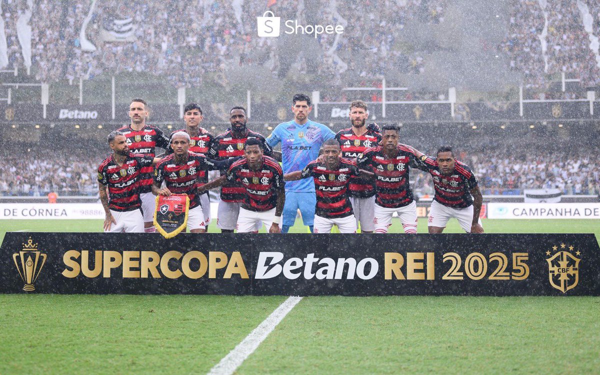 Flamengo's tweet photo. Faz a festa, Maior Torcida do Mundo! O MENGÃO é o Super Tricampeão! 🏆🏆🏆❤️🖤

#MengãoSuperTricampeão #CRF 

📸 Gilvan de Souza / CRF https://t.co/3uDDa9VZP5