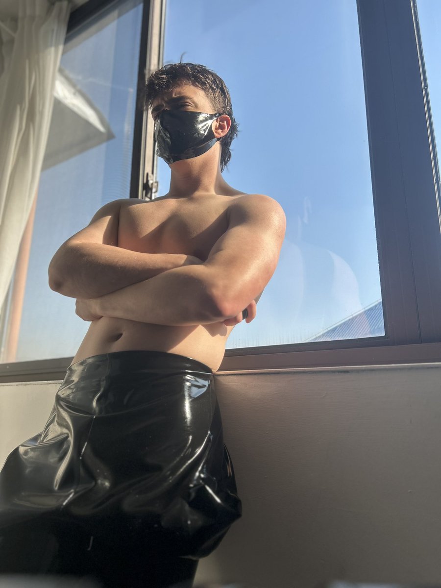 RiskyRubber's tweet photo. Deep in thought #latex #blacklatex #of #onlyfans #maleof https://t.co/Tbxiuhc7Fk