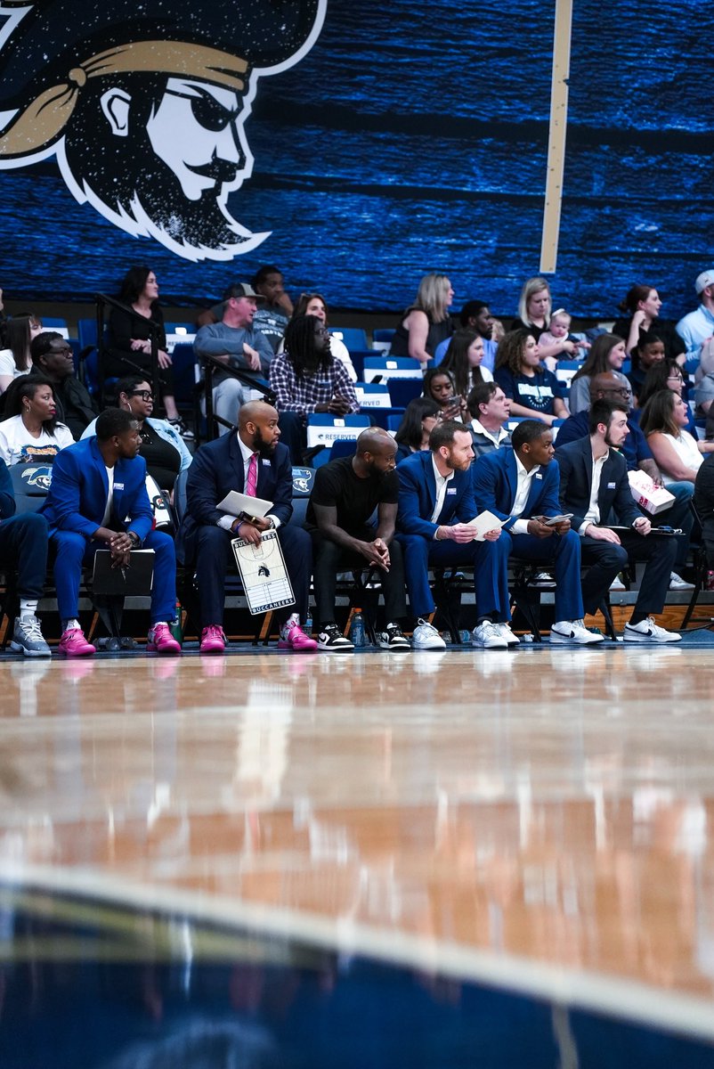CSU_Mbball's tweet photo. 𝐒𝐔𝐈𝐓𝐒 &amp; 𝐒𝐍𝐄𝐀𝐊𝐒 👔👟 #EDIG7 

On Saturday, our Men’s Basketball staff participated in the annual 𝑪𝒐𝒂𝒄𝒉𝒆𝒔 𝒗𝒔. 𝑪𝒂𝒏𝒄𝒆𝒓 Suits And Sneakers Week!! https://t.co/iLhdxVK3oJ