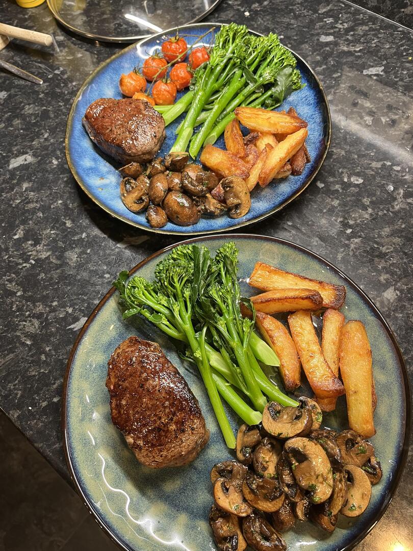 homevsfastfood's tweet photo. [homemade] Fillet steak, chips, garlic mushrooms, tenderstem broccoli, and roasted cherry tomatoes.
👉 https://t.co/J4kfnLdrNE
#FilletSteak #HomemadeDinner #Foodie #GourmetCooking #ComfortFood #homecooking #food #recipes #foodpic #foodie #foodlover #cooking #hungry #goodfood #h… https://t.co/qxVI63AJHI