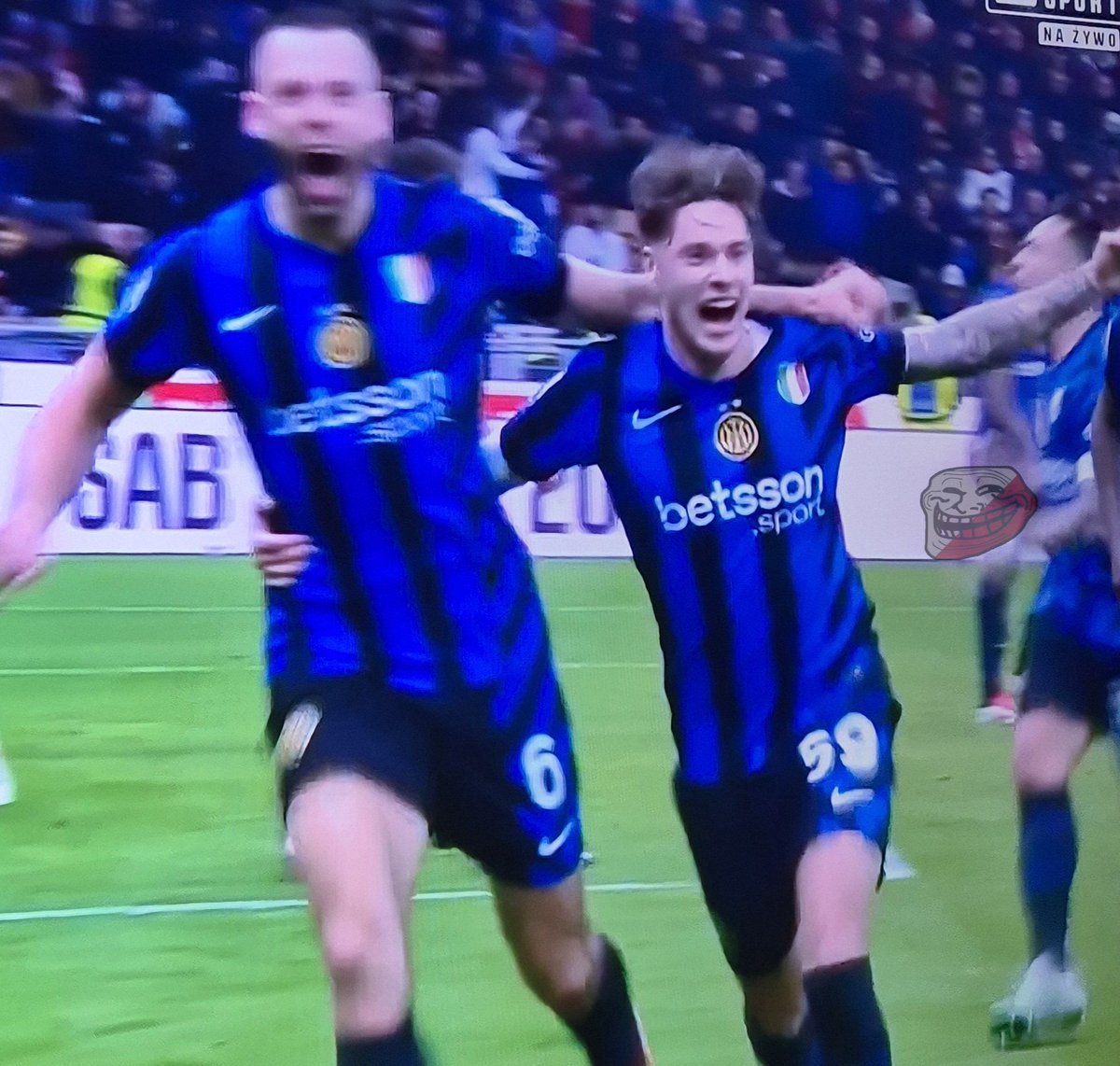 typowy_pe's tweet photo. ‼️🇵🇱 NICOLA ZALEWSKI BOHATEREM INTERU MEDIOLAN! 1:1! 🔵⚫️

Polak wyłożył piłkę De Vrijowi do niemal pustej bramki i rzutem na taśmę mamy remis! ✅️

#zalewski #derbymediolanu #intermediolan #debiut #asysta https://t.co/MeR7ujImWb