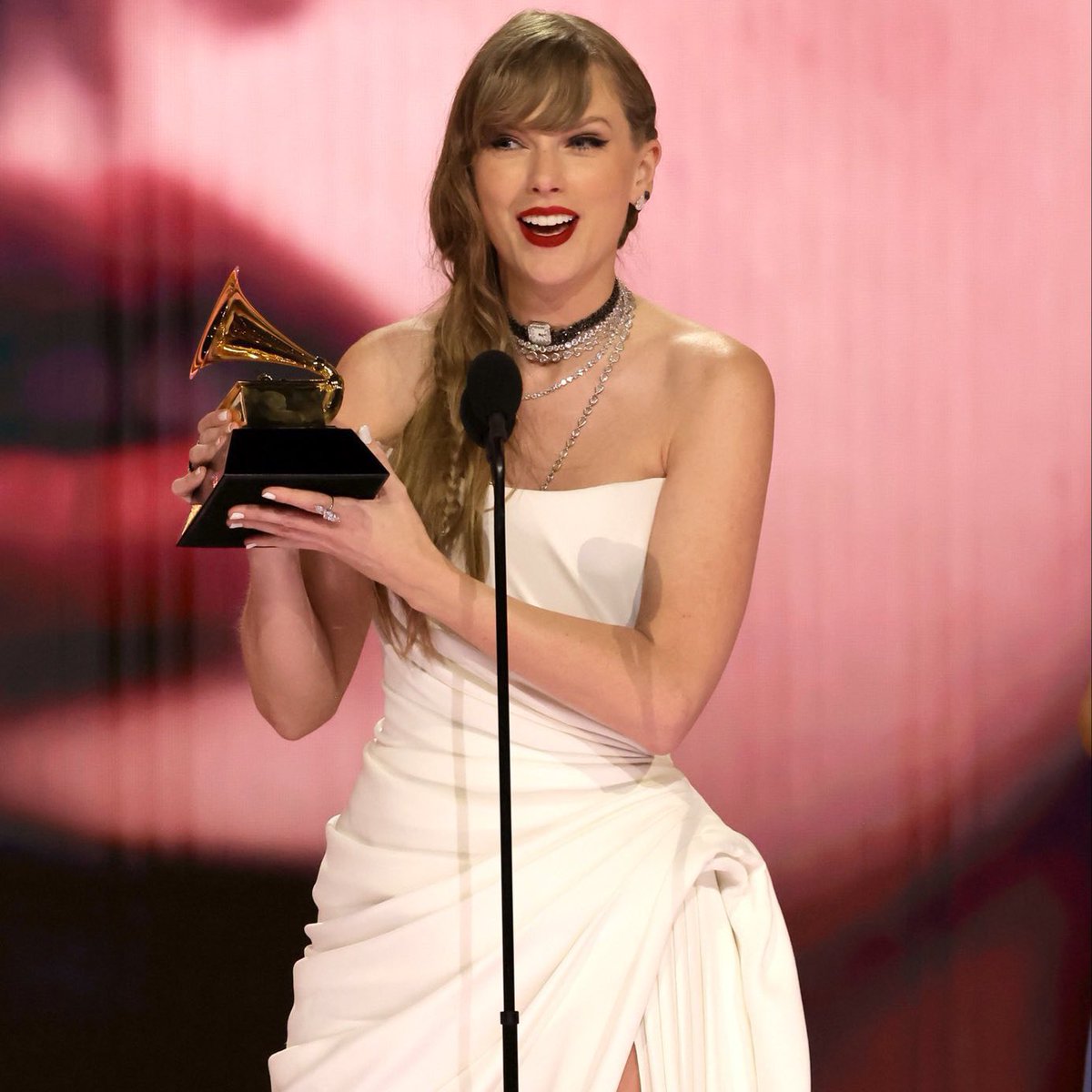 updateswiftbr's tweet photo. Taylor Swift ainda concorre em CINCO categorias que ocorrerão na parte principal do #GRAMMYs, às 22h.

• THE TORTURED POETS DEPARTMENT
Album Of The Year
Best Pop Vocal Album 

• Fortnight (feat. Post Malone)
Song Of The Year
Record Of The Year

• us.
Best Pop Duo/Group Performance