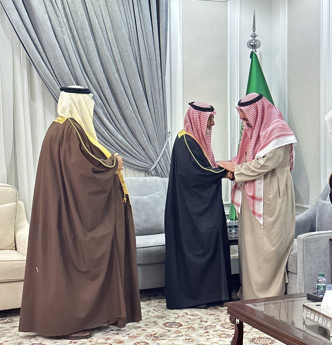 ama_9s's tweet photo. الشيخ شديد بن عبدالرحمن بن عايض، نائب شيخ شمل قبائل آل فهاد، يُقدم واجب العزاء في وفاة فقيد الوطن الأمير #محمد_بن_فهد_بن_عبدالعزيز -رحمه الله- إلى سمو أمير منطقة #نجران الأمير جلوي بن عبدالعزيز -يحفظه الله- وذلك بقصر سموه في الرياض. https://t.co/f7CsucvZVB