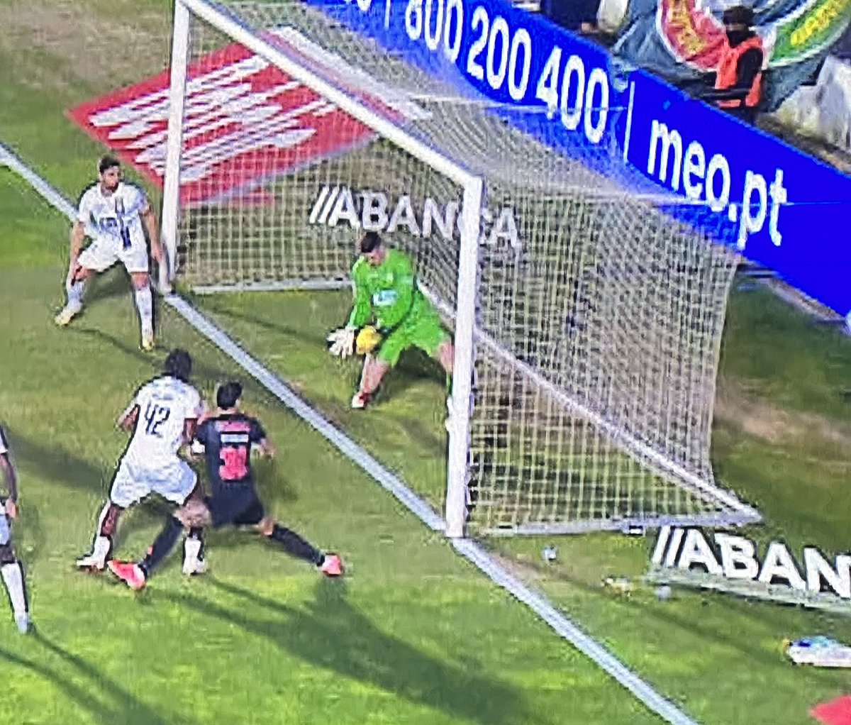moluscodasantas's tweet photo. Cabia um Boeing 747 entre o guarda-redes do Estrela e a linha de baliza no 1.º golo do Benfica. Tenham juízo. https://t.co/XXtVomJHYk