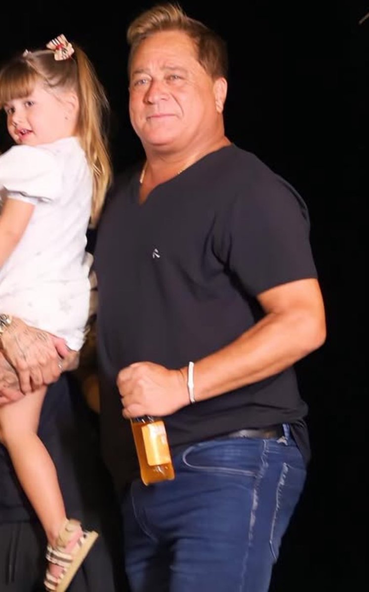 depois que vi um post falando que o Leonardo parece uma tia lésbica eu nunca mais consegui vê-lo diferente kkkkk que ódio
