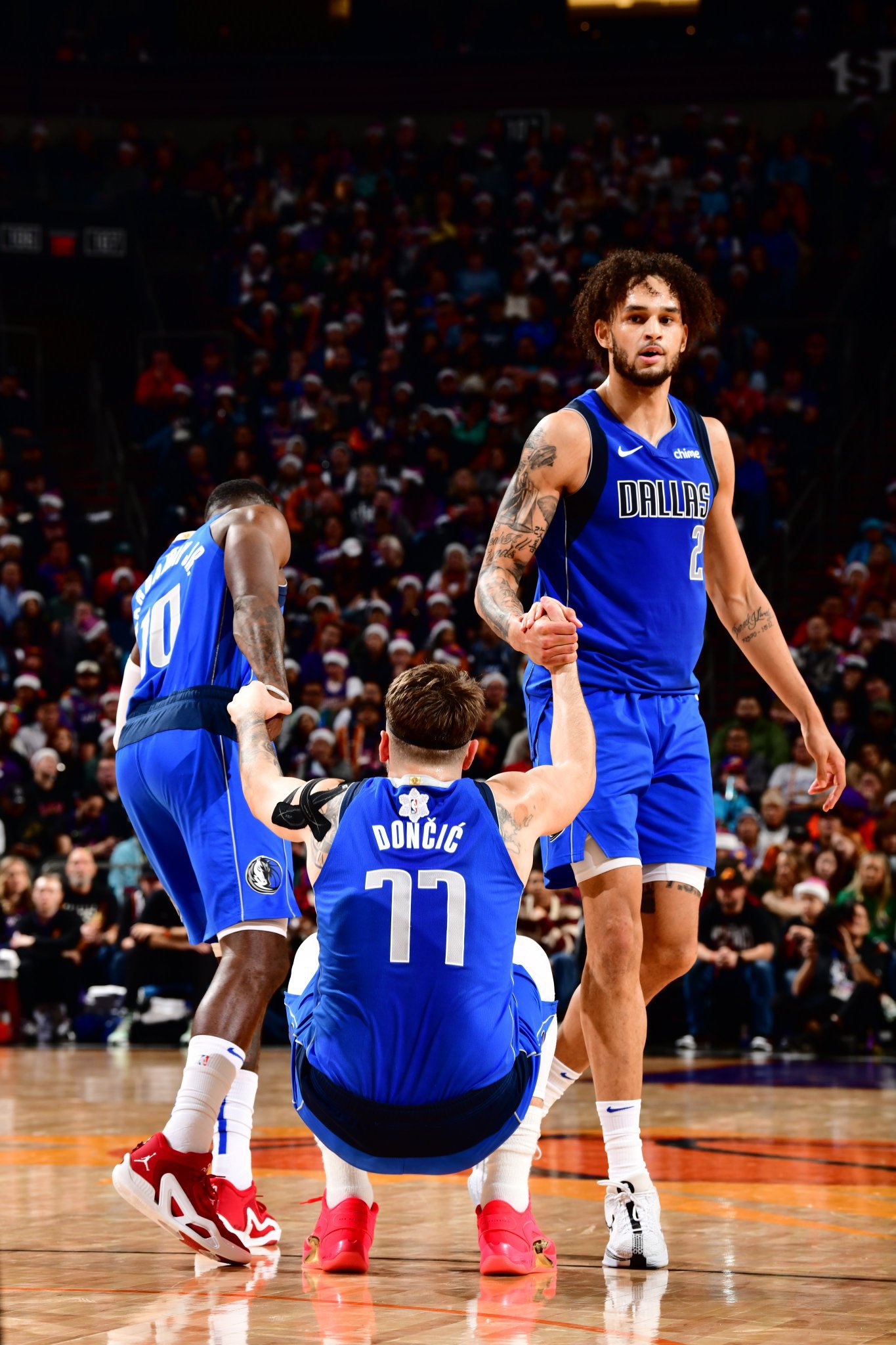 NBA　バスケットボール　レイカーズ　ベンチコート ドンチッチを加えたレイカーズは西地区2位に浮上💜💛⁣ 🎥 ルカ