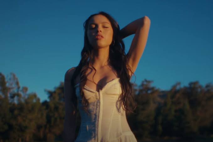 jogosvorazesaf's tweet image. 🚨 “Can’t Catch Me Now”, de Olivia Rodrigo, PERDEU o Grammy de Melhor Canção Escrita para Mídia Visual.