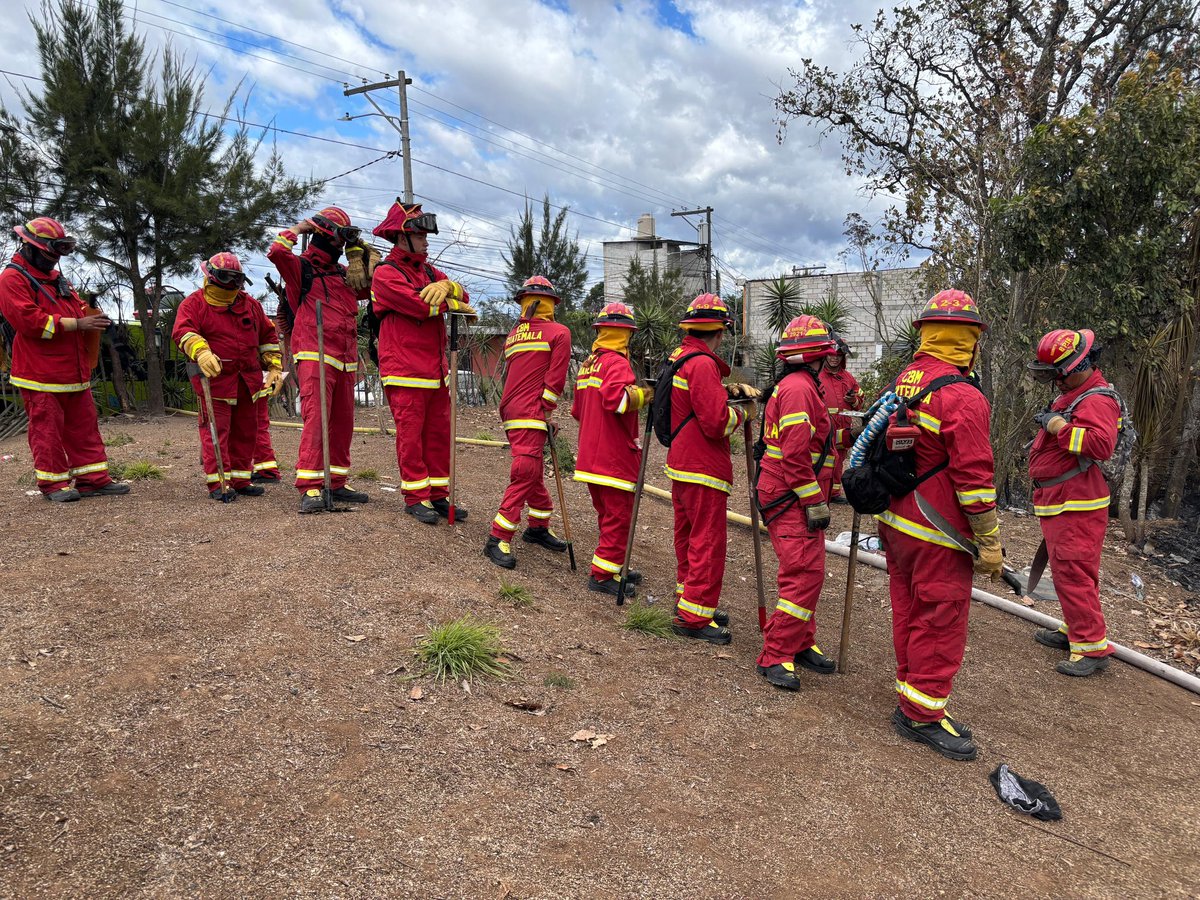 ConredGuatemala's tweet image. #Guatemla Personal Operativo del Sistema CONRED realizan acciones de respuesta en el incendio registrado en la zona 6 de Mixco.

Información: Egar Aguirre, delegado departamental de la
CONRED