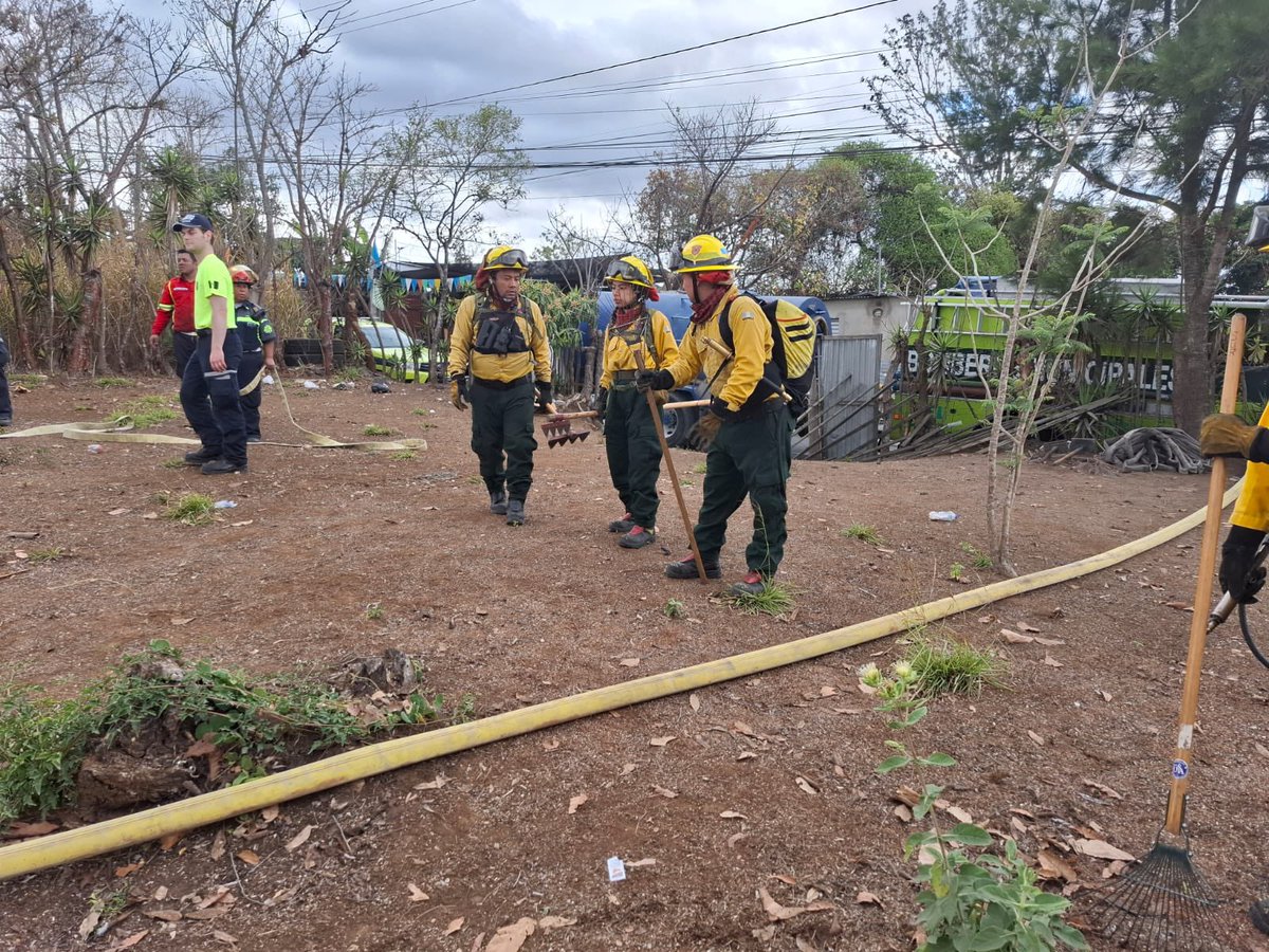 ConredGuatemala's tweet image. #Guatemla Personal Operativo del Sistema CONRED realizan acciones de respuesta en el incendio registrado en la zona 6 de Mixco.

Información: Egar Aguirre, delegado departamental de la
CONRED