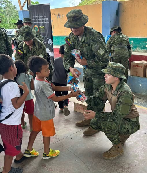 NotimilOficial's tweet photo. 📍 #Orellana | Las Fuerzas Armadas del Ecuador entregaron kits de ropa a familias vulnerables de la parroquia Dayuma, cantón #FranciscoDeOrellana.
✅ Esta acción refleja el compromiso con la comunidad y los valores de solidaridad que guían a nuestras Fuerzas Armadas. https://t.co/iideXyGRG7