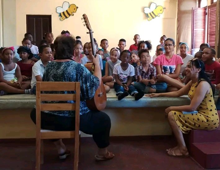 La Tía Rosa de #CienfuegosXMásVictorias ensaya con niños de la Colmenita de Guantánamo para sus presentaciones por los 35 años de la Cruzada Teatral Guantánamo -Baracoa.
Desde esta ciudad que encanta, le deseamos éxitos en su trabajo. 
#CubaVencerá