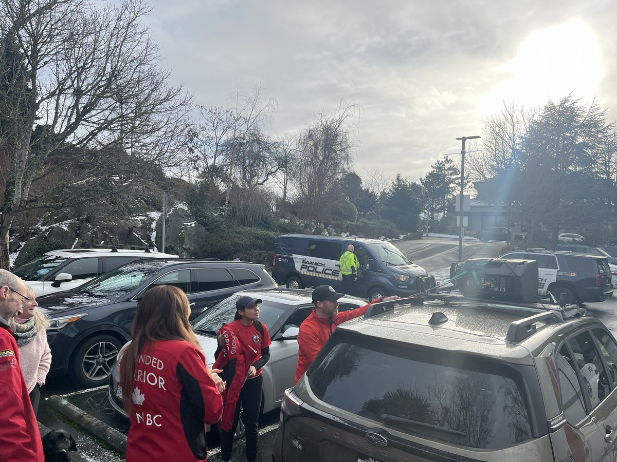 ChiefDuthie's tweet photo. The @wwrunbc team just stopped by @SaanichPolice on the their Sooke 2 Sidney run - a warmup to their island run starting on Feb 23 in Port Hardy. 8 runners, 8 days, 800 kms will raise funds to help trauma exposed professionals &amp; families on VI. Heroes helping heroes! #yyj https://t.co/QBzhIUgA5V
