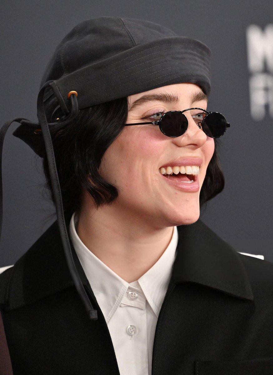 billieeilishtrs's tweet photo. Billie on the #GRAMMYs  red carpet in Los Angeles, California tonight! ⭐️ https://t.co/HQyhoMDQ9h