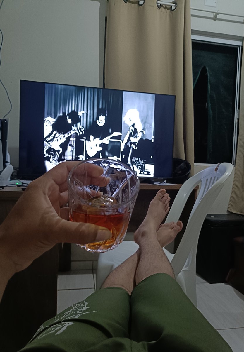 SVpink_'s tweet photo. @apogenx Você anda muito estressada 
Pega uma boa bebida e escuta um boa música que acalma o coração um pouco https://t.co/LcqYbjgM4K