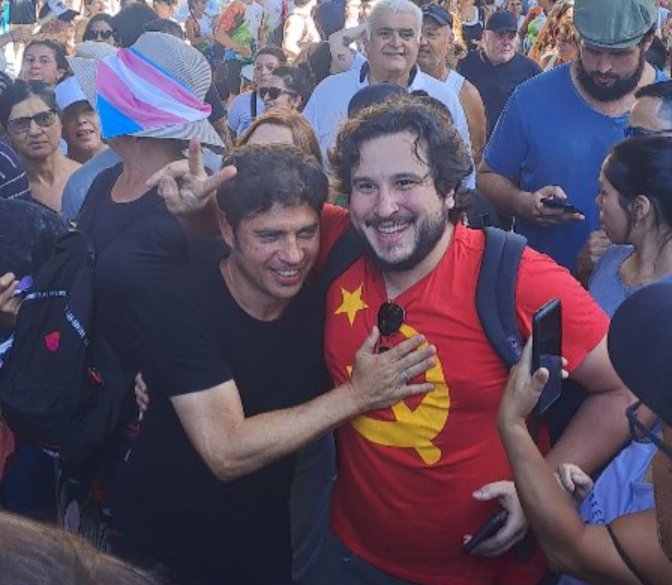 Así de preocupado está el gobernador <a href="/Kicillofok/">Axel Kicillof</a> por la ola de violencia que sufren los bonaerenses. Mientras se proclama como el futuro abrazando el pasado, la provincia se desangra. De que carajo se ríe?

#renunciakicillof 
#bastadeasesinatos