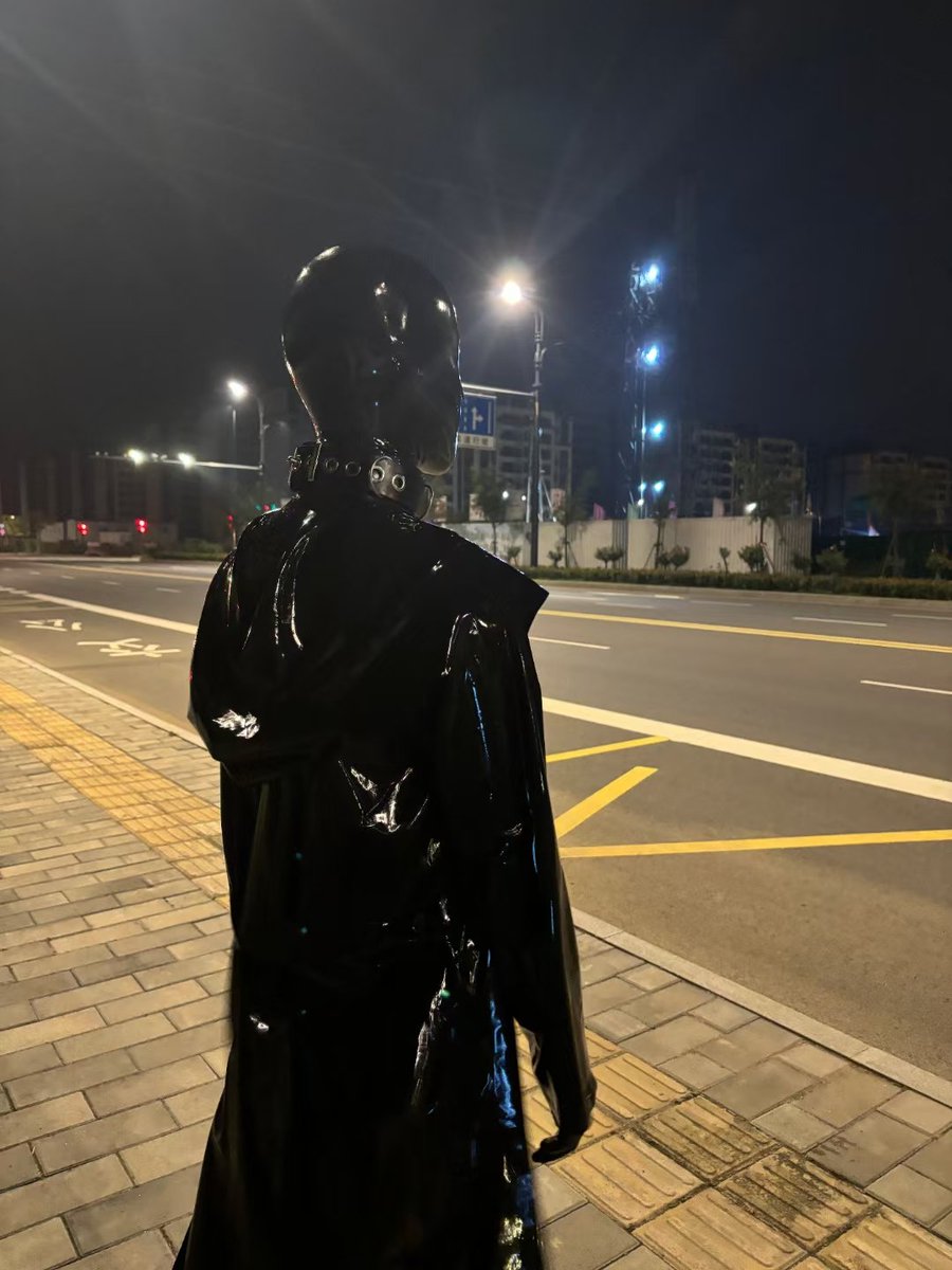 该说不说哈，这个侧脸还是很值得表扬
📷：<a href="/CarpLee4/">鲤鱼</a> 
乳胶浴袍：<a href="/FocusLatex/">FocusLatex</a>